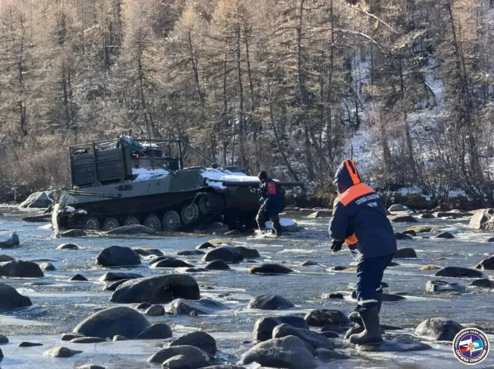 🙏 Выжил в балке у реки: В Якутии вертолет Ми-8 эвакуировал мужчину  после ЧП с вездеходом