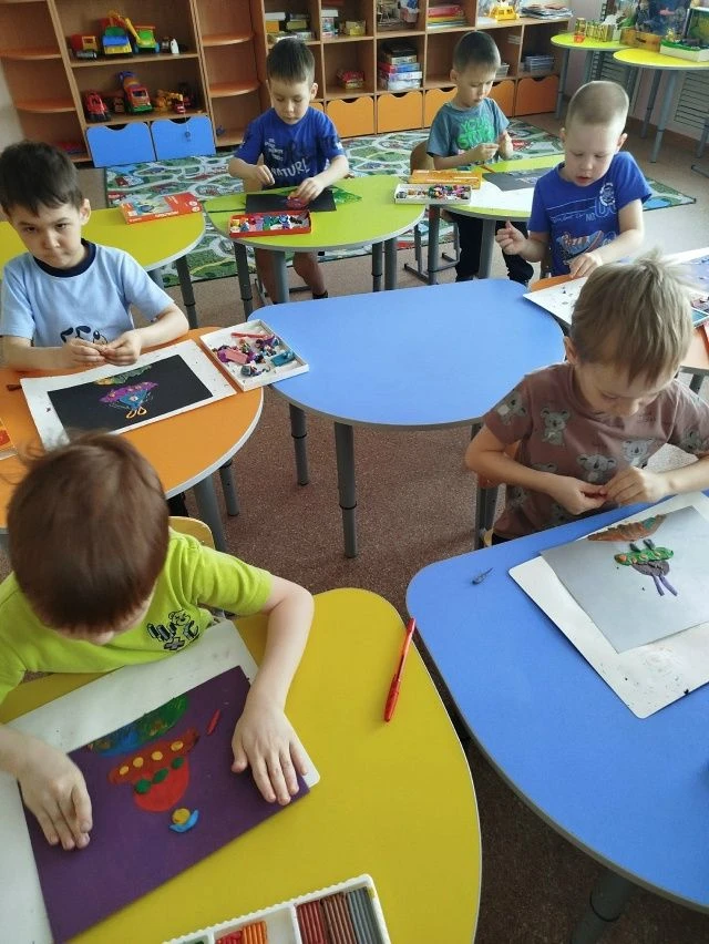 В  старшей группе «Зангари» прошло занятие по пластилинографии на космическую тему! Реб...