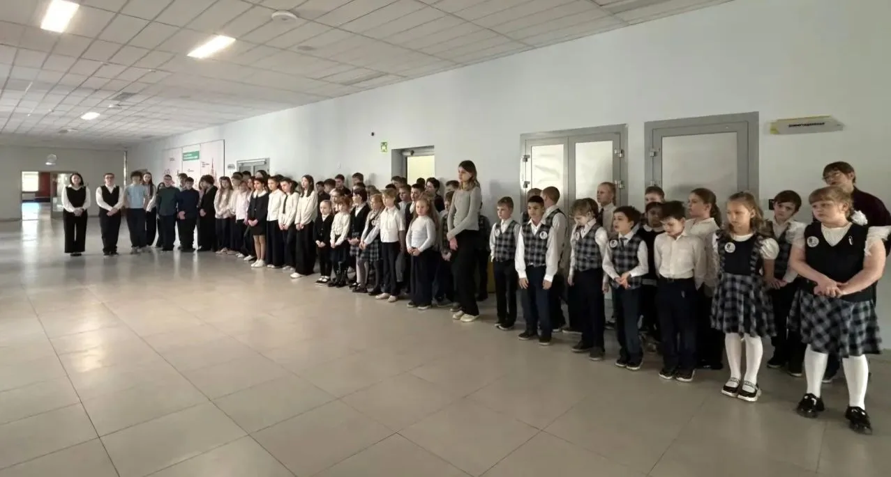 🇷🇺 ТРАДИЦИОННАЯ ЛИНЕЙКА | РАЗГОВОРЫ О ВАЖНОМ 🇷🇺  Учебная неделя началась с торжественной церемонии в