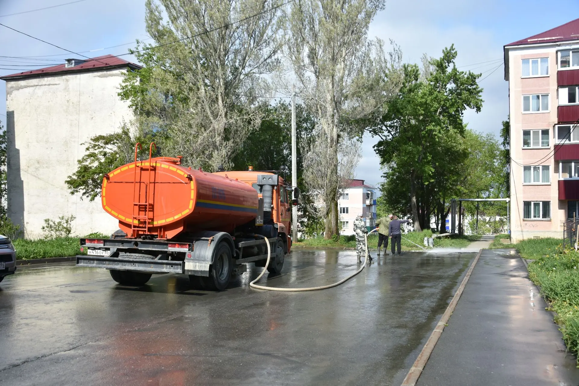 В нашем районе началась механическая уборка дворовых территорий.