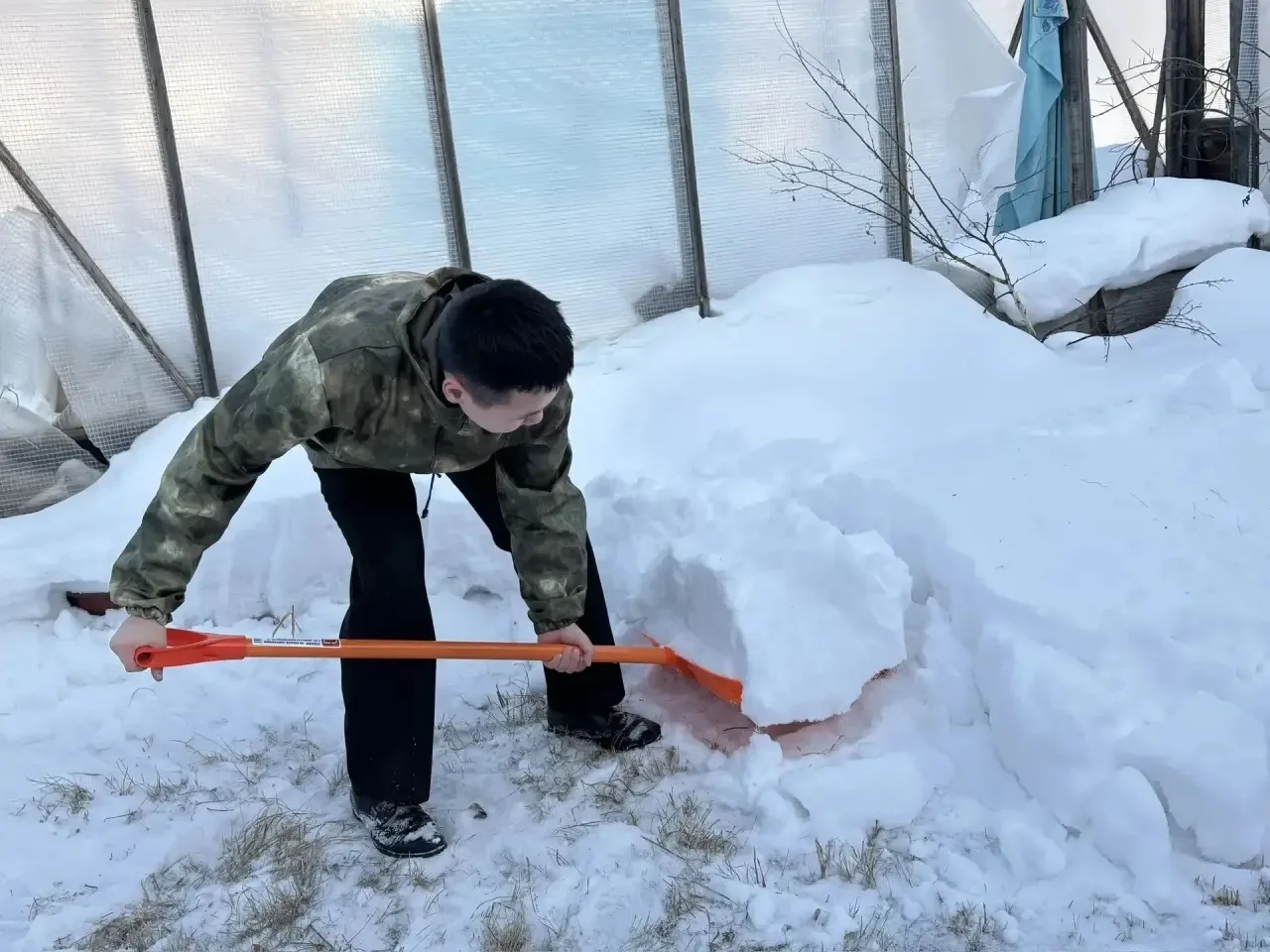 СНЕГА В ГОРОДЕ ЕЩЁ ПРЕДОСТАТОЧНО.  Тепло на улицах Якутска означает только лишь одно - красивая солн