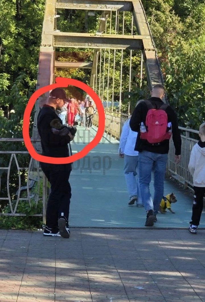 🐒 На пешеходном мосту в Горячем Ключе предлагают сфотографироваться с животными