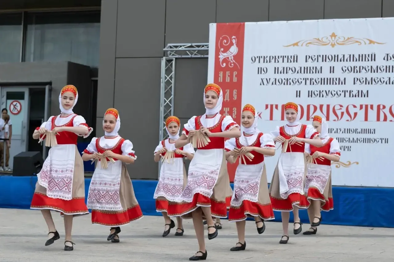 24 мая, в День славянской письменности и культуры, возле кинотеатра «Искра» начал работу Открытый ре
