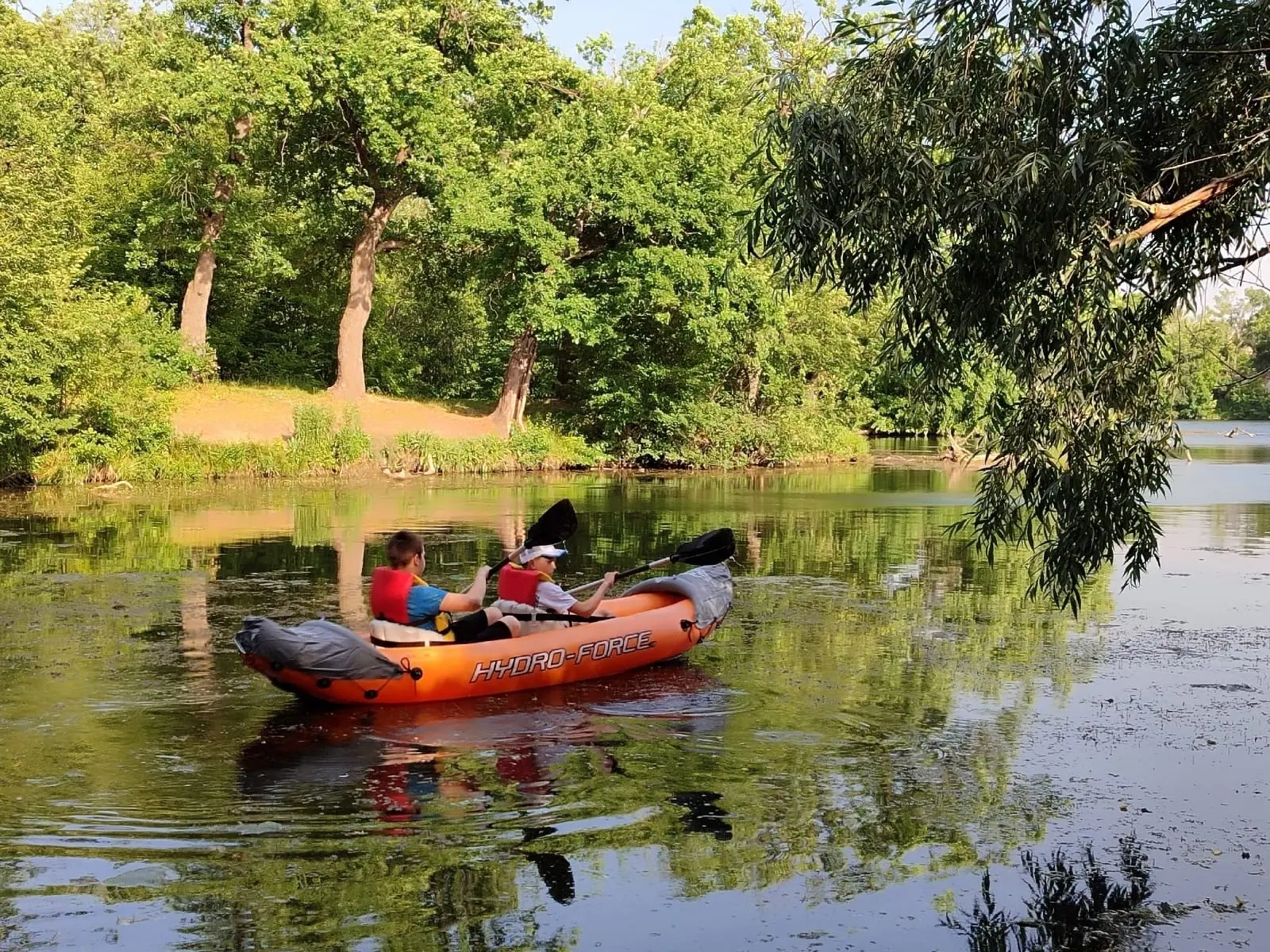 🌊 Несмотря на прохладную погоду, юные туристы готовятся водным походам 🛶

🚣 Водный туризм являетс