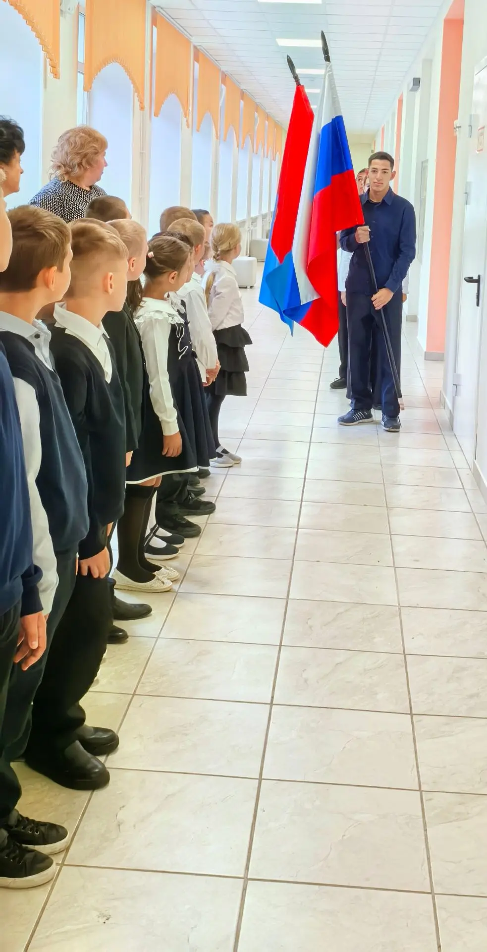 🇷🇺 Новая учебная неделя в нашей школе началась по традиции: торжественная линейка, вы...