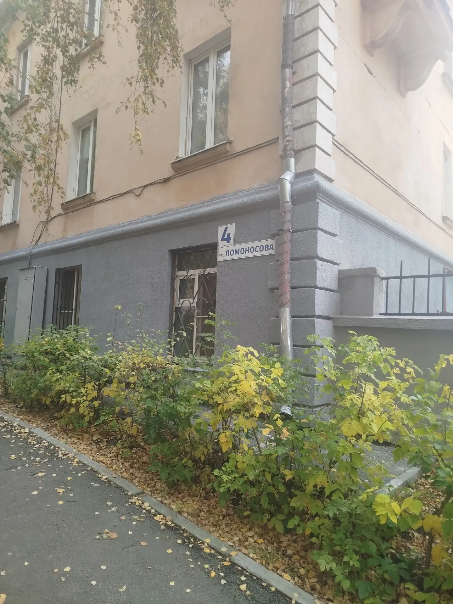 В Магнитогорске на Ломоносова, 4 после ремонта дорожек топит квартиру на цокольном этаже