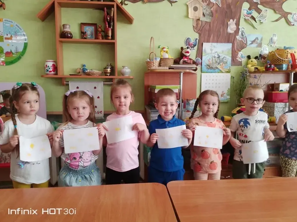 Цветочная поляна на листе! 
Сегодня в младшей группе "Пчелка" расцвела настоящая клумба! 🌸 Мы взяли