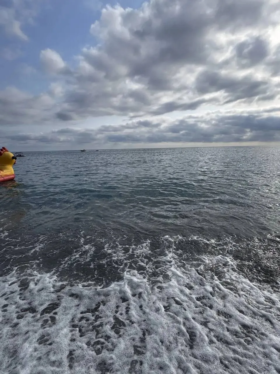 Хорошие новости для отдыхающих: море в Сочи официально признано пригодным для купания.