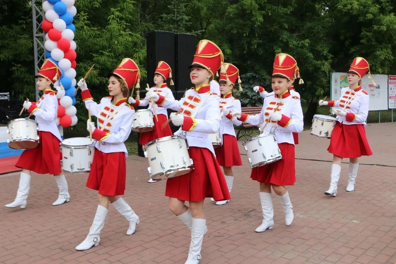Доброго дня, дорогие друзья!

Сила России - в людях. В тех, кто растит детей, трудится на производст