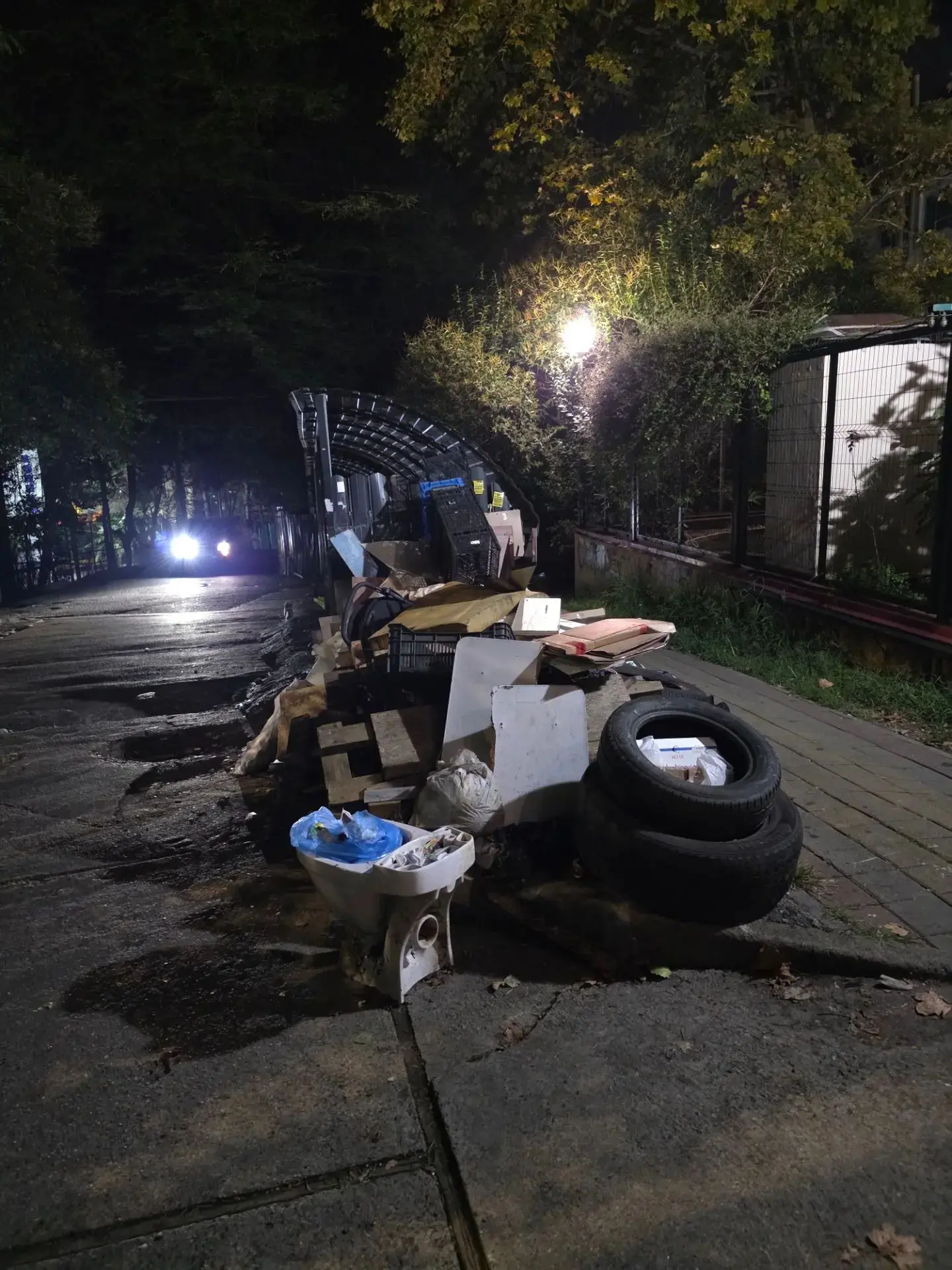 🗑 На Невской, 19 снова проблемы с мусором.