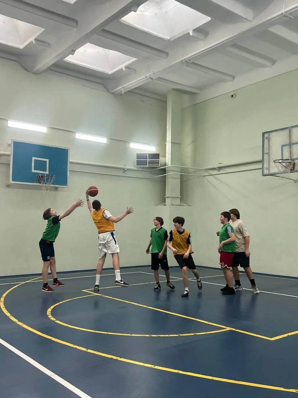 🏀 Также в нашей школе прошли захватывающие соревнования по стритболу среди 8 классов.  💯 Игры получи