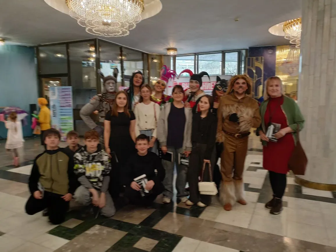 Ничего на свете лучше нету... 🎤😎
...Чем поход в театр всем нашим классом! 🎭

"Этот день мы запомн