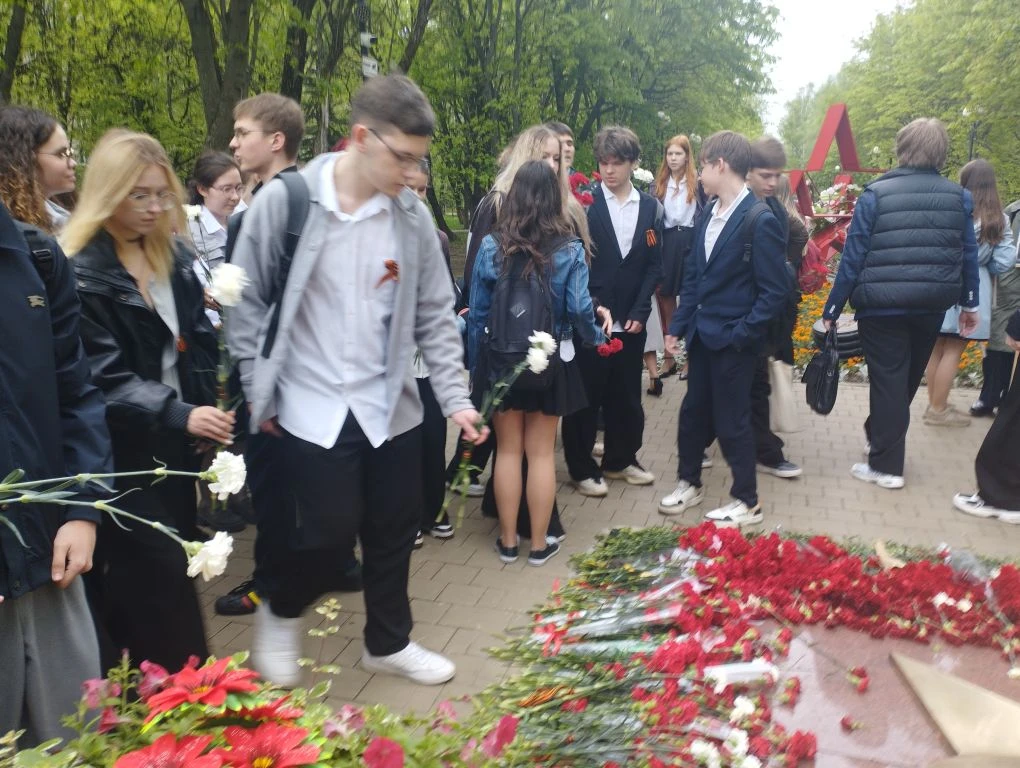 Учащиеся 10-х классов почтили память погибших героев Великой Отечественной войны и возложили цветы к