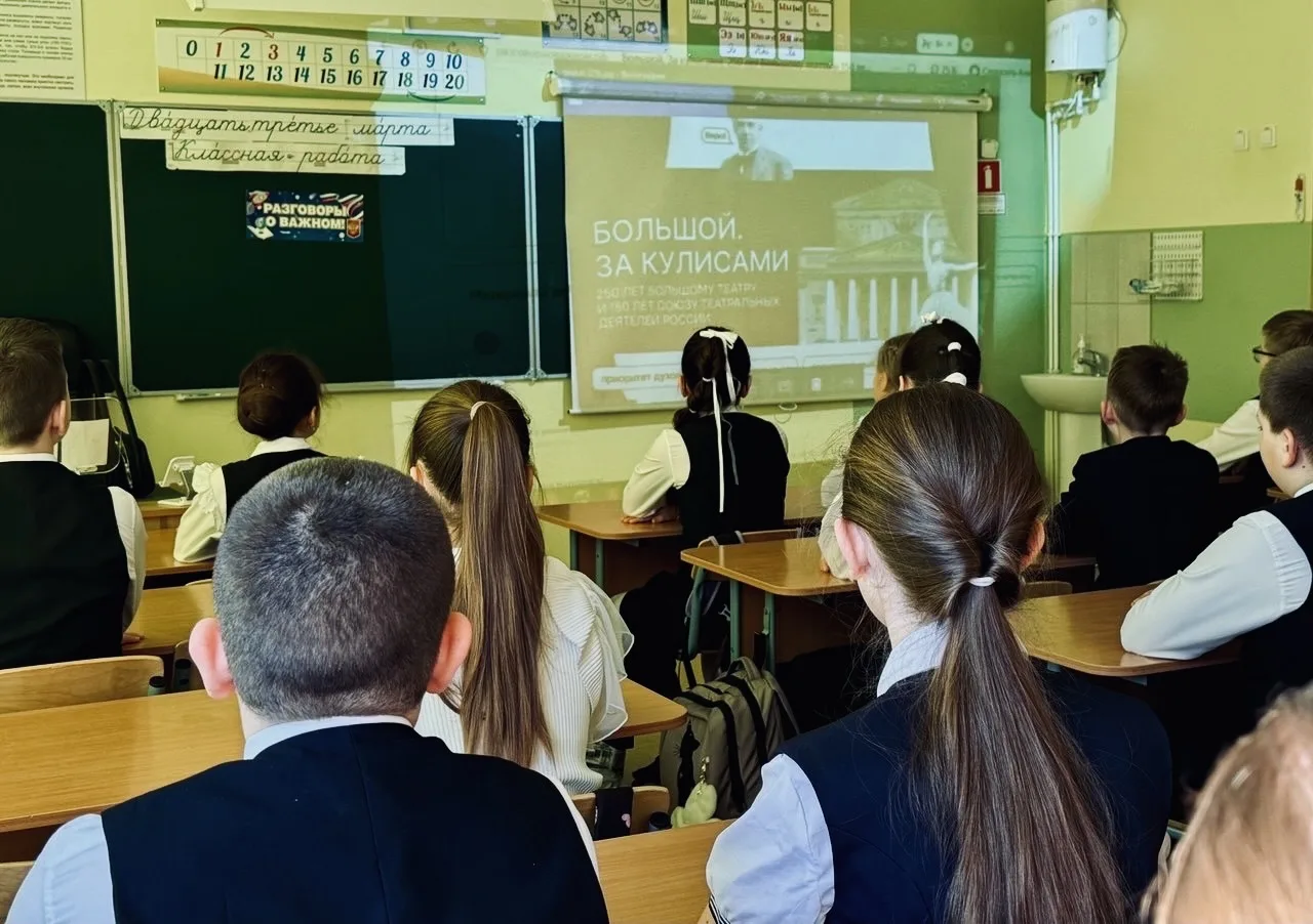 В мире искусства🎭  📌Утро понедельника по доброй традиции началось с торжественной линейки, церемонии