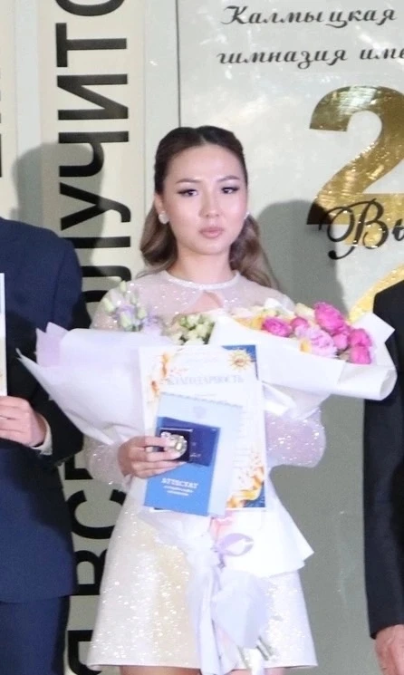 🥈медаль «За особые успехи в учении» II степени 

🌟 Алтана Чумудова, выпускница 11 «А» класса🌟

Пр