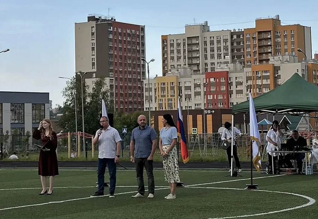 Россия – огромная страна, но начинается она с самого близкого для каждого человека - с ...
