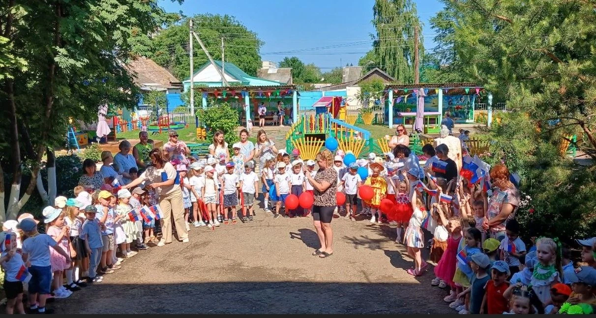 🎉 Как прошел праздник, посвященный Дню России? Ярко, музыкально и очень по-домашнему!
 
🎤 Дети чит
