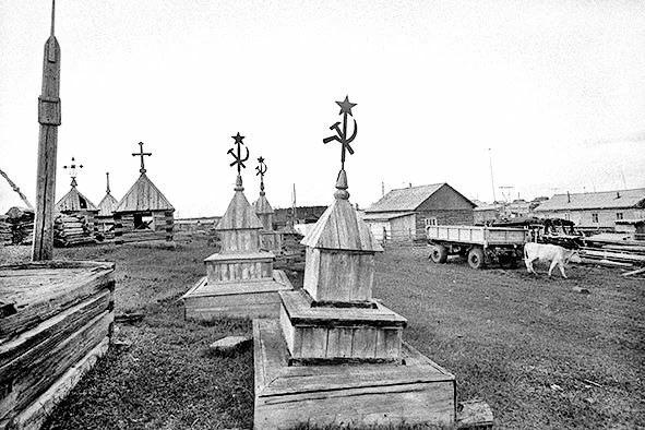 Серп и молот со звездой вместо крестов на сельском кладбище, Якутия, 1980 год.