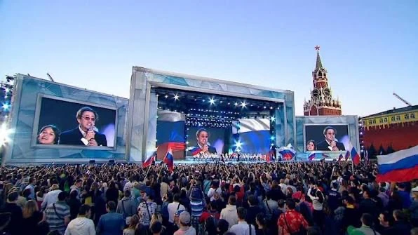 Концерт в честь Дня России, который должен был пройти 12 июня на Красной площади, отменён.

На сцене