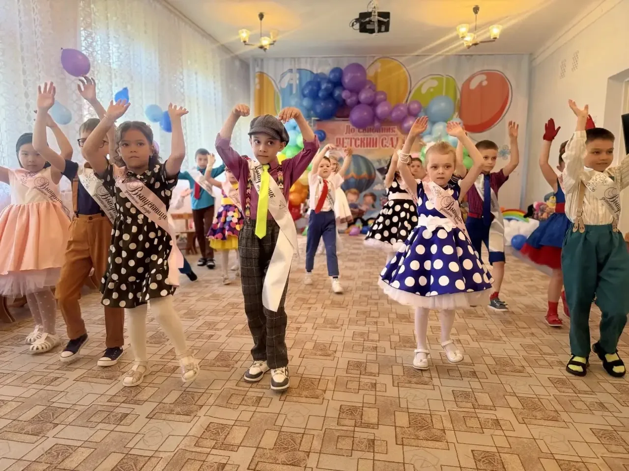 Выпускной в стиле стиляг — взрыв красок, ритмов и улыбок! 🌈✨