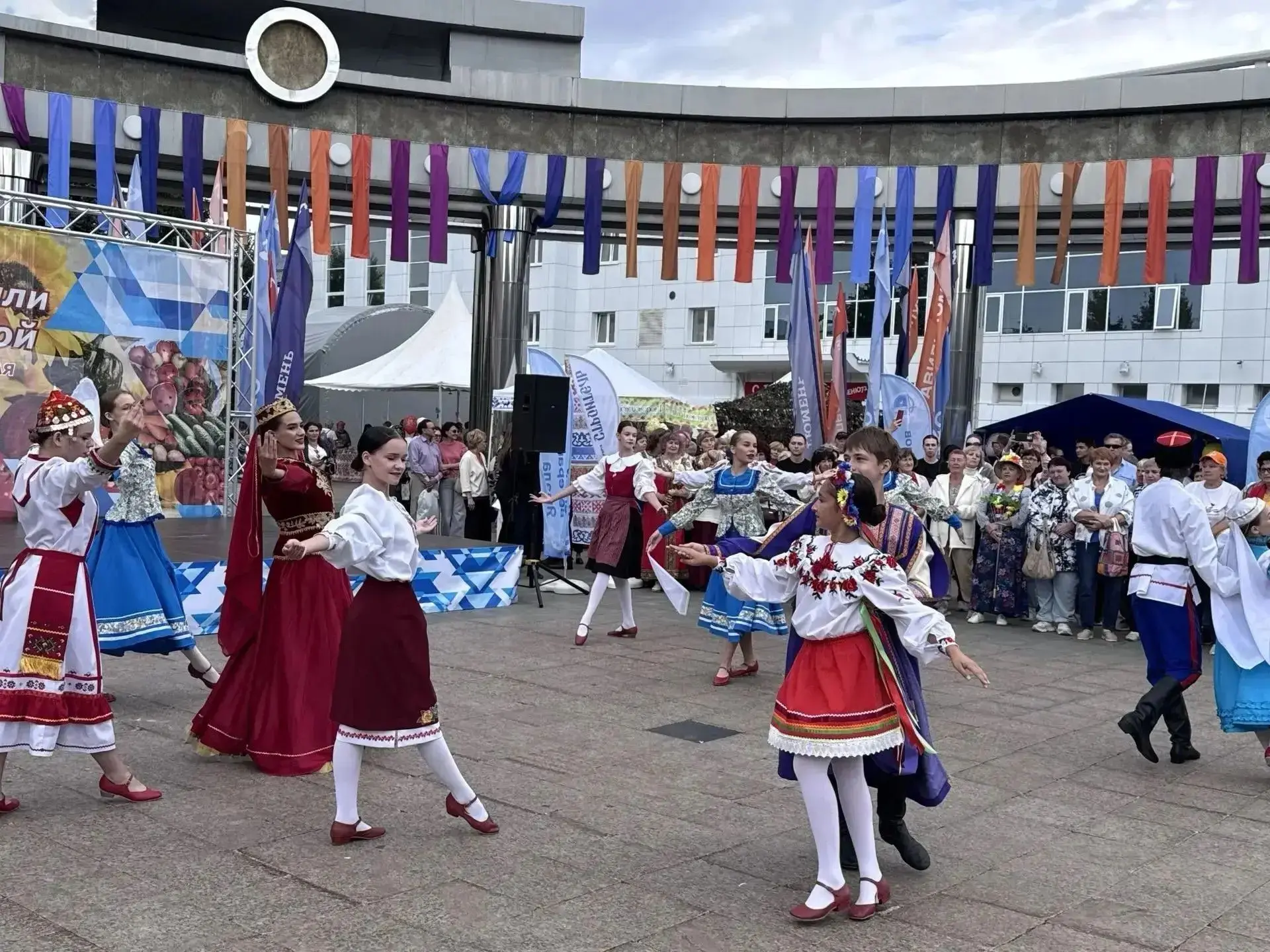 Сотрудники окружного представительства ЯНАО, депутаты Тюменской областной Думы, сотрудн...