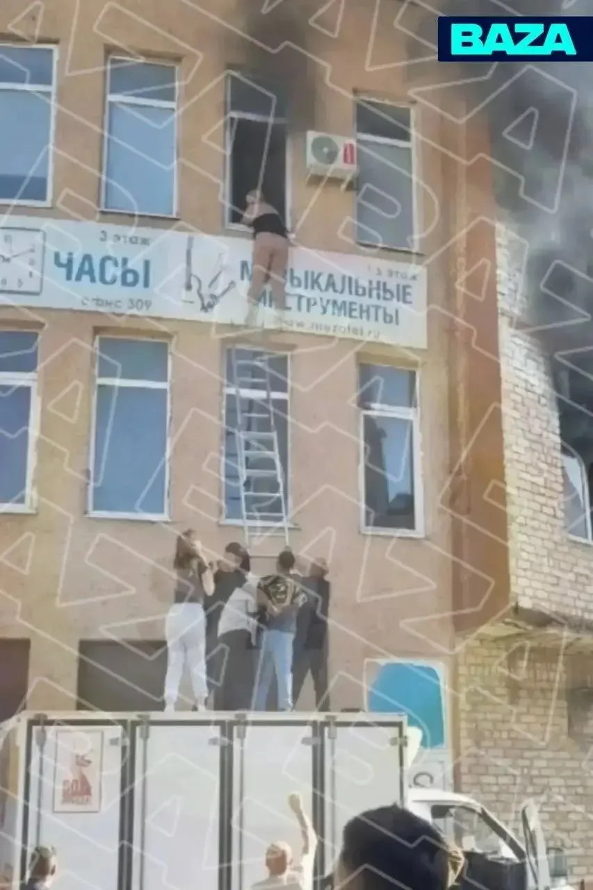 Водитель хлебокомбината помог спасти двух девушек из горящего торгового комплекса «Солн...