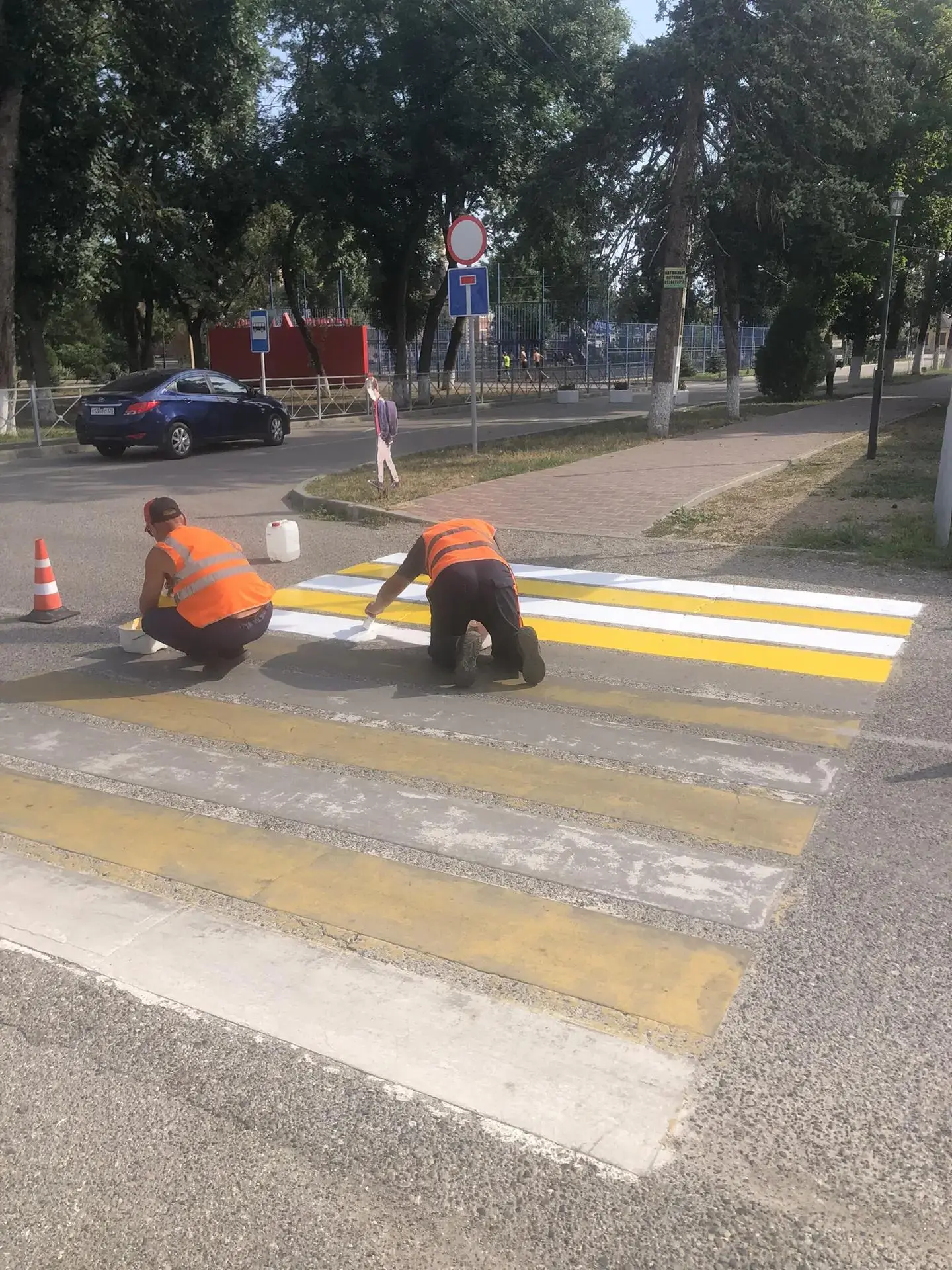 🚸 В Новопавловске продолжаются работы по обновлению дорожной разметки.