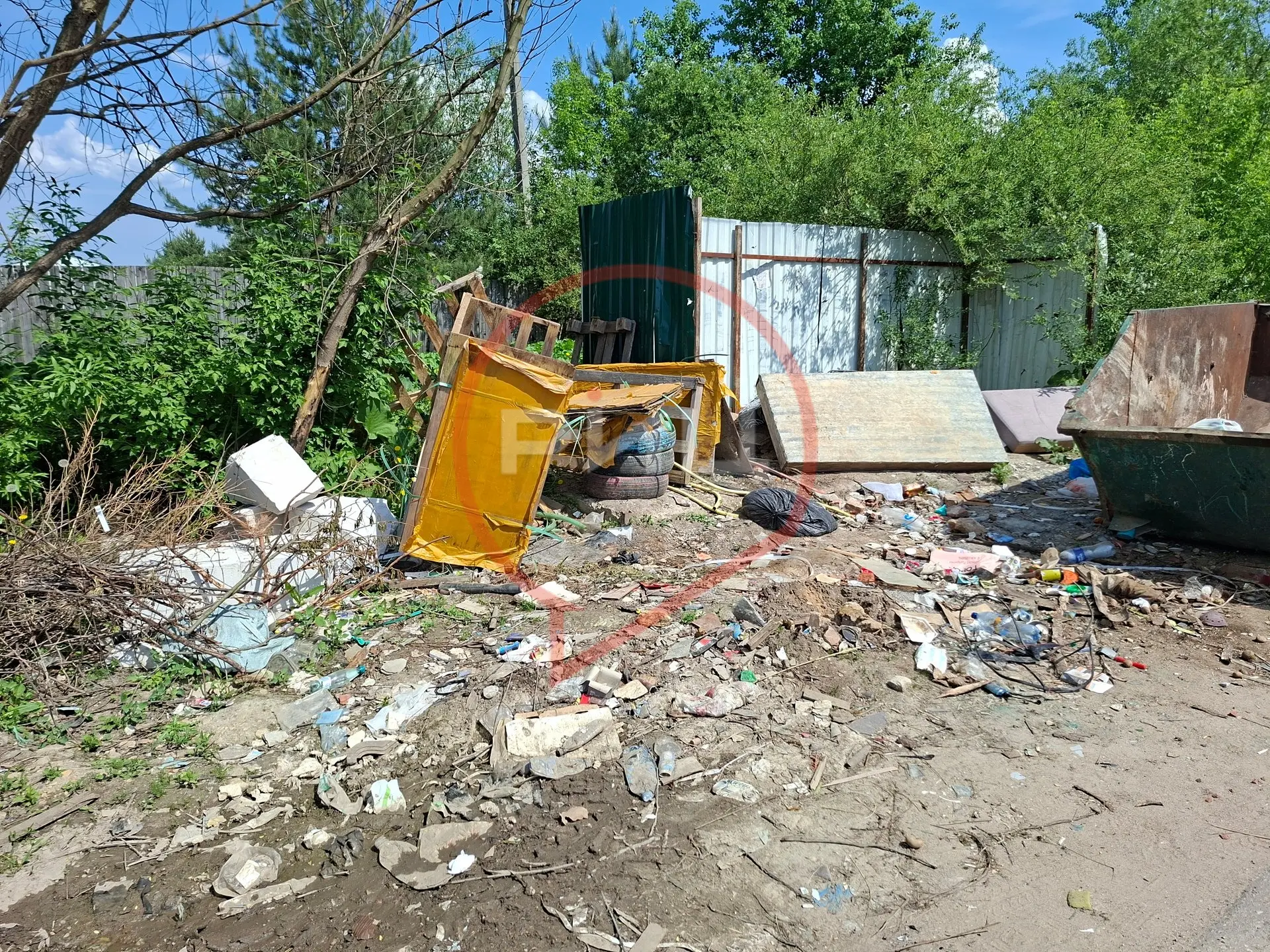 Комлевская контейнерная площадка на улице Сенявина утопает в мусоре. Причём, отходы из баков вывозят