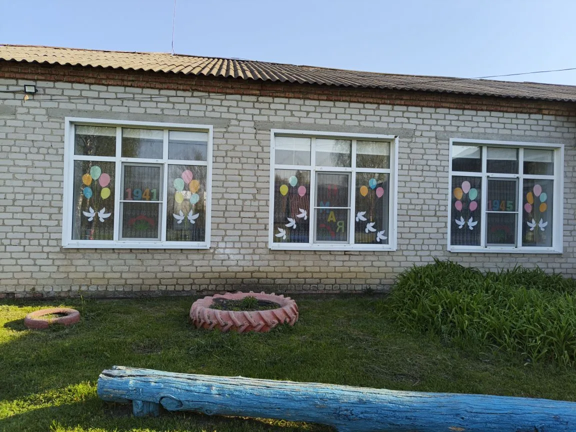Выполняем поручение губернатора по украшению муниципальных зданий к 9 мая