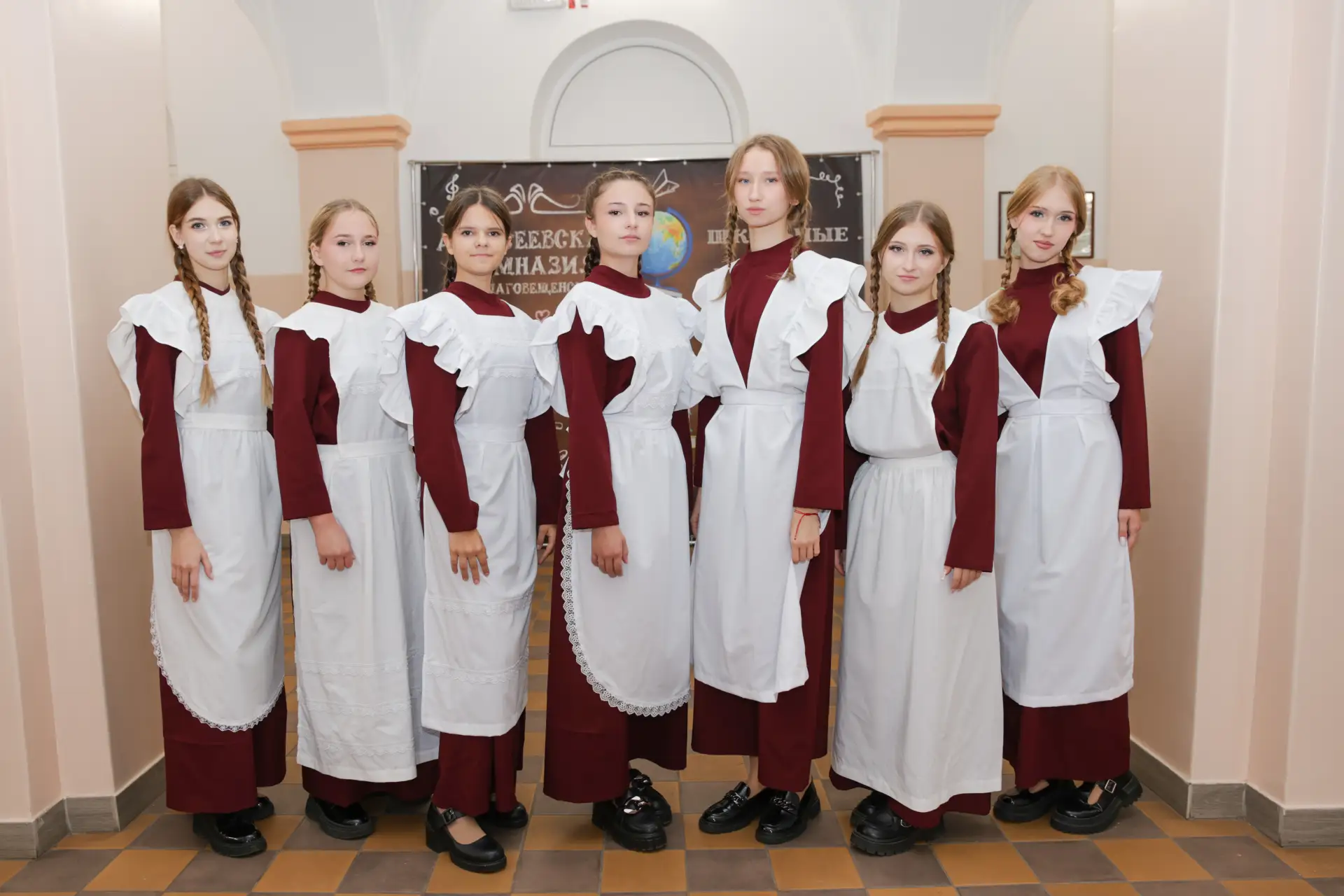 Дорогие школьники, учителя и родители! Поздравляем вас с Днём знаний!