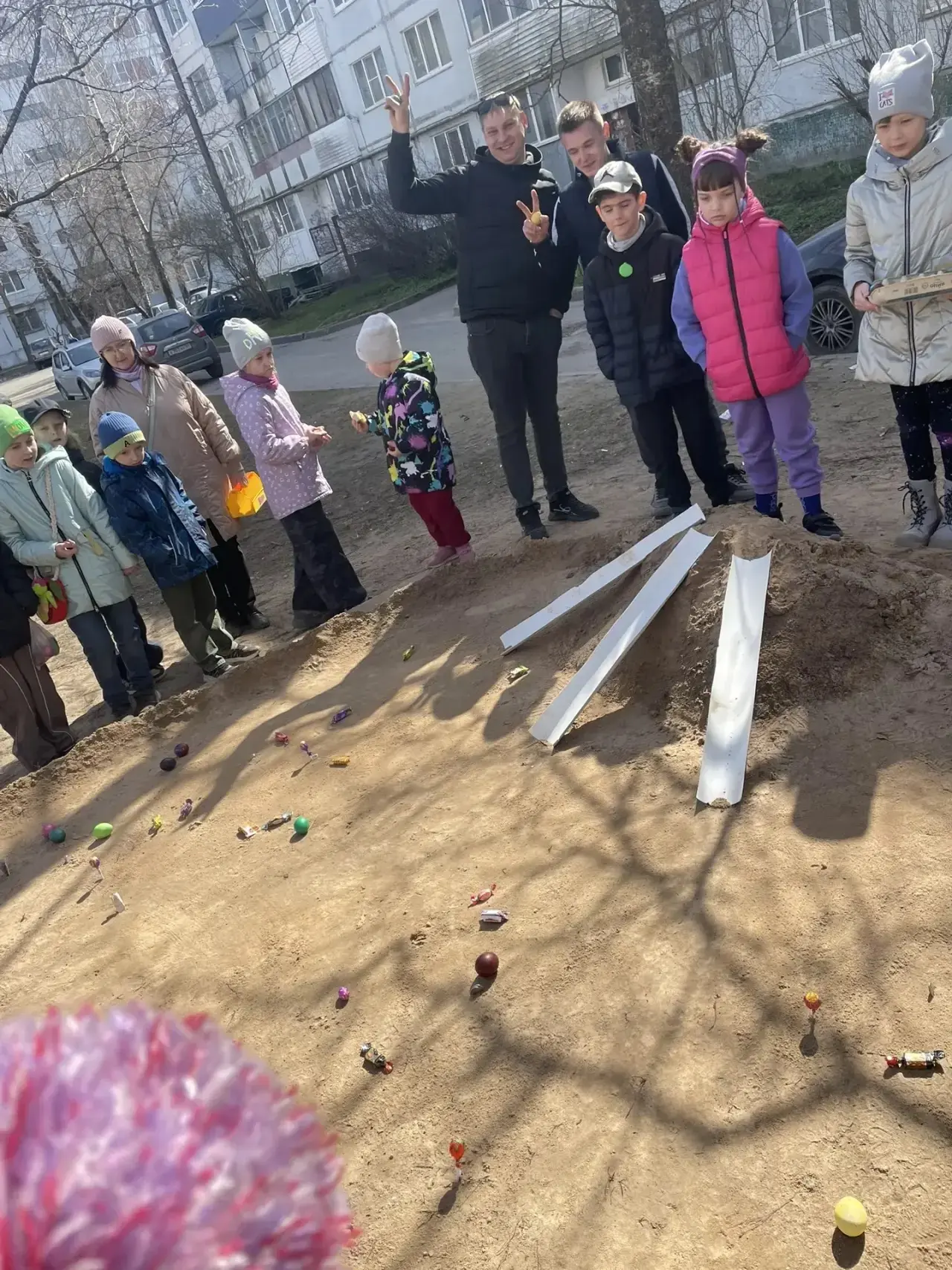 🏠В нашем микрорайоне продолжается старинная пасхальная традиция - катание яиц. 🥚Символическое значен