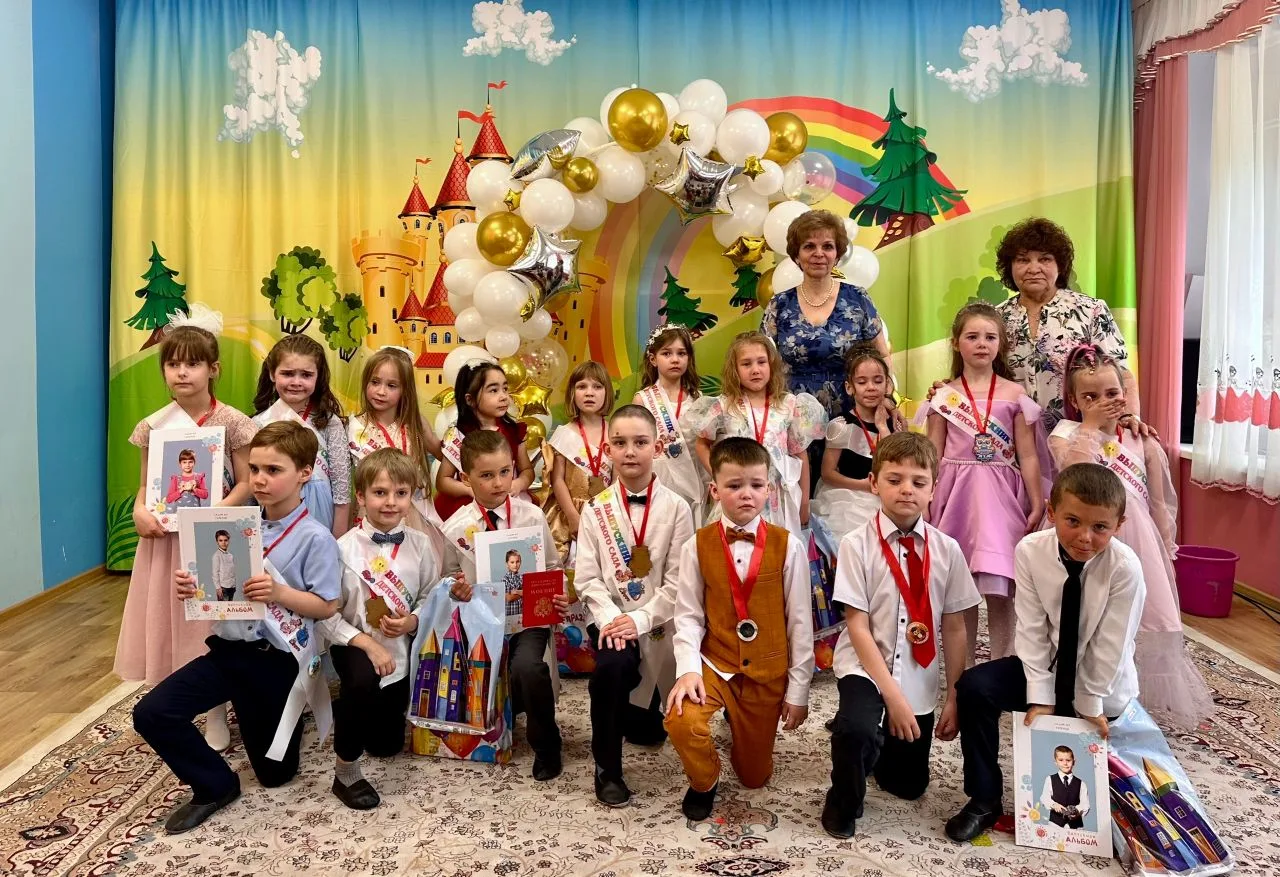 А на следующий день, 29 мая 2026 года, мы выпускали подготовишек группы №5 😭

Какой трогательный, п