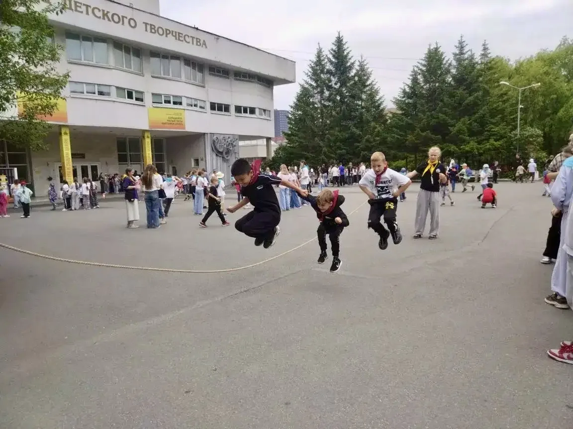 Сегодня наши ребята приняли участие в городской   спортивно-оздоровительной  акции «Заряжайся!» для 
