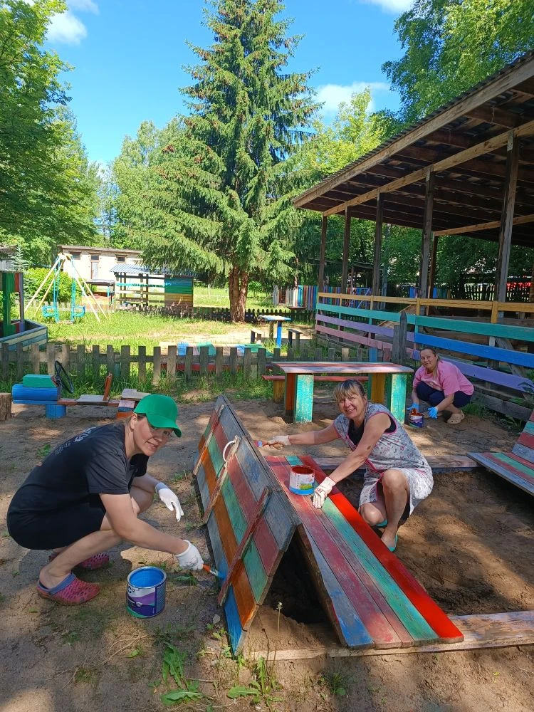 🌈Каждый год родители наших ребятишек помогают привести в порядок прогулочные площадки на территории