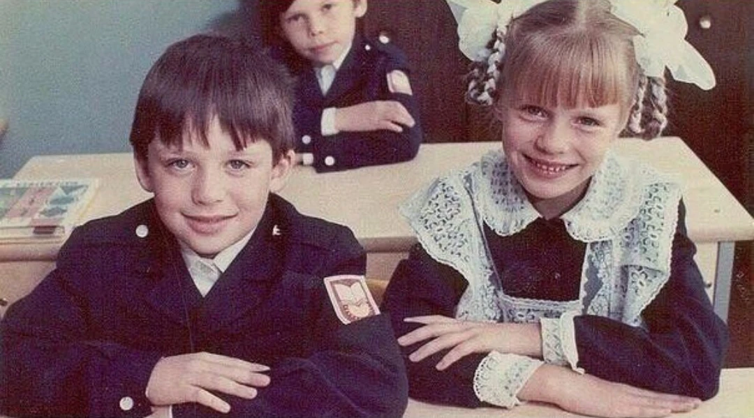Запах мела, шелест страниц и строгий ритм звонка. Мальчишки в синих костюмах, девчонки ...