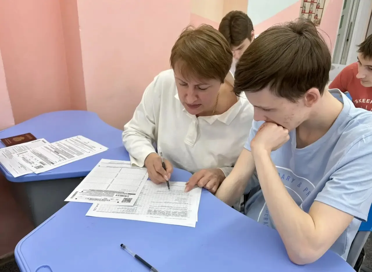 Родители в роли выпускников: в школе №68 прошла акция «Сдаем вместе»! 📝🍎  Как побороть волнение пере