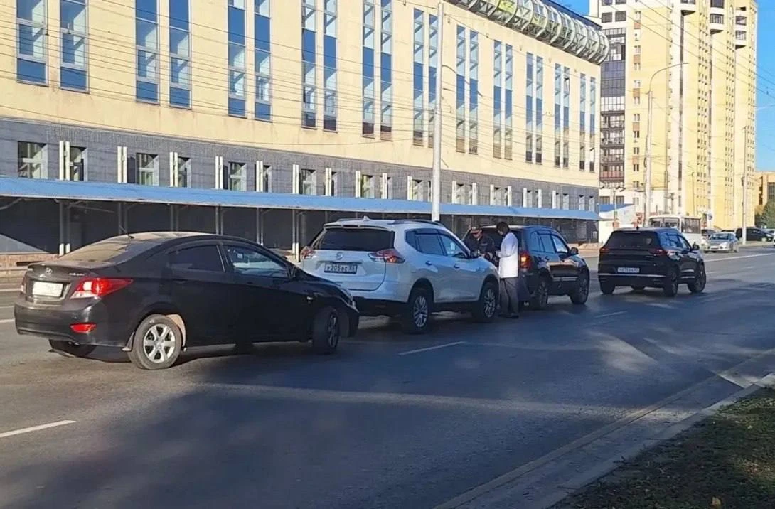 🚗 Четыре машины столкнулись «паровозиком» на Красном Пути в Омске