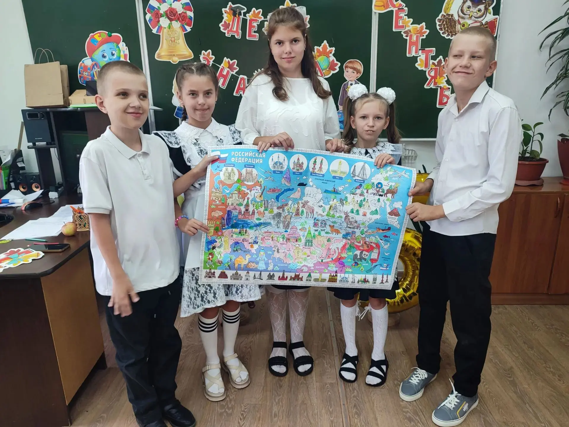 Сегодня школьники отправились на свой первый классный час.