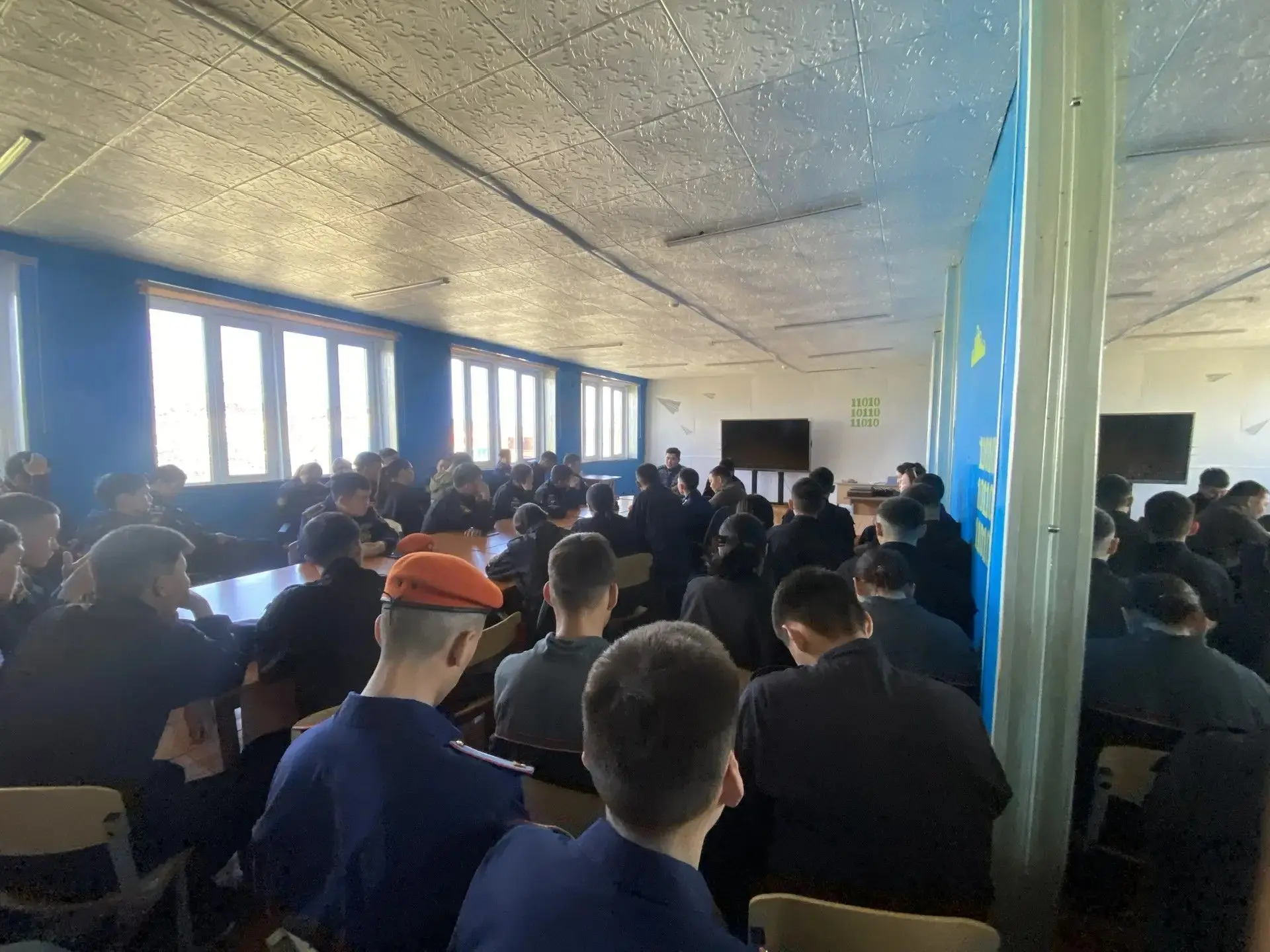 👮🏻‍♀️🚓 Сегодня студенты техникума встретились с сотрудниками Росгвардии - теми, кто ...