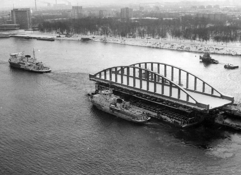 1988.Буксировка пролёта старого Володарского моста.