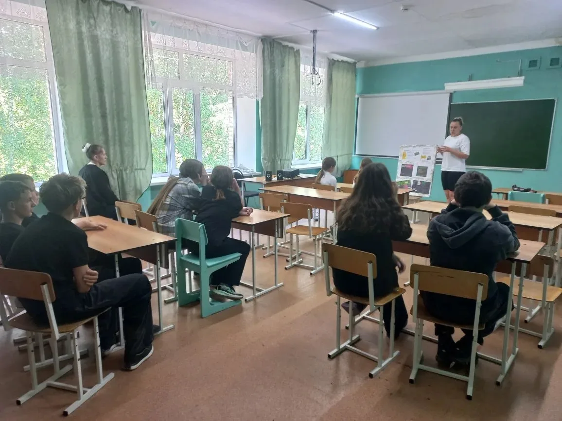 Работники Кучкинского ДЦ провели в школе интерактивную лекцию на тему «Пушкинская карта...