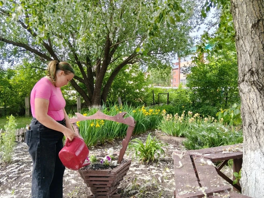 Продолжаются работы на пришкольном участке.
Ребята 6-7 классов благоустраивают школьный сад: создают