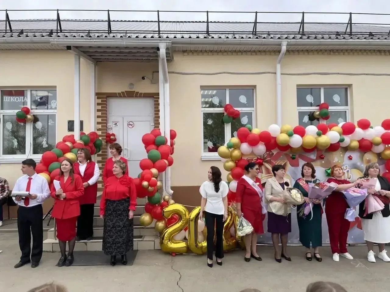 В нашей школе прозвенел последний звонок... для самых младших выпускников — 4 классов!  Смотрите на 