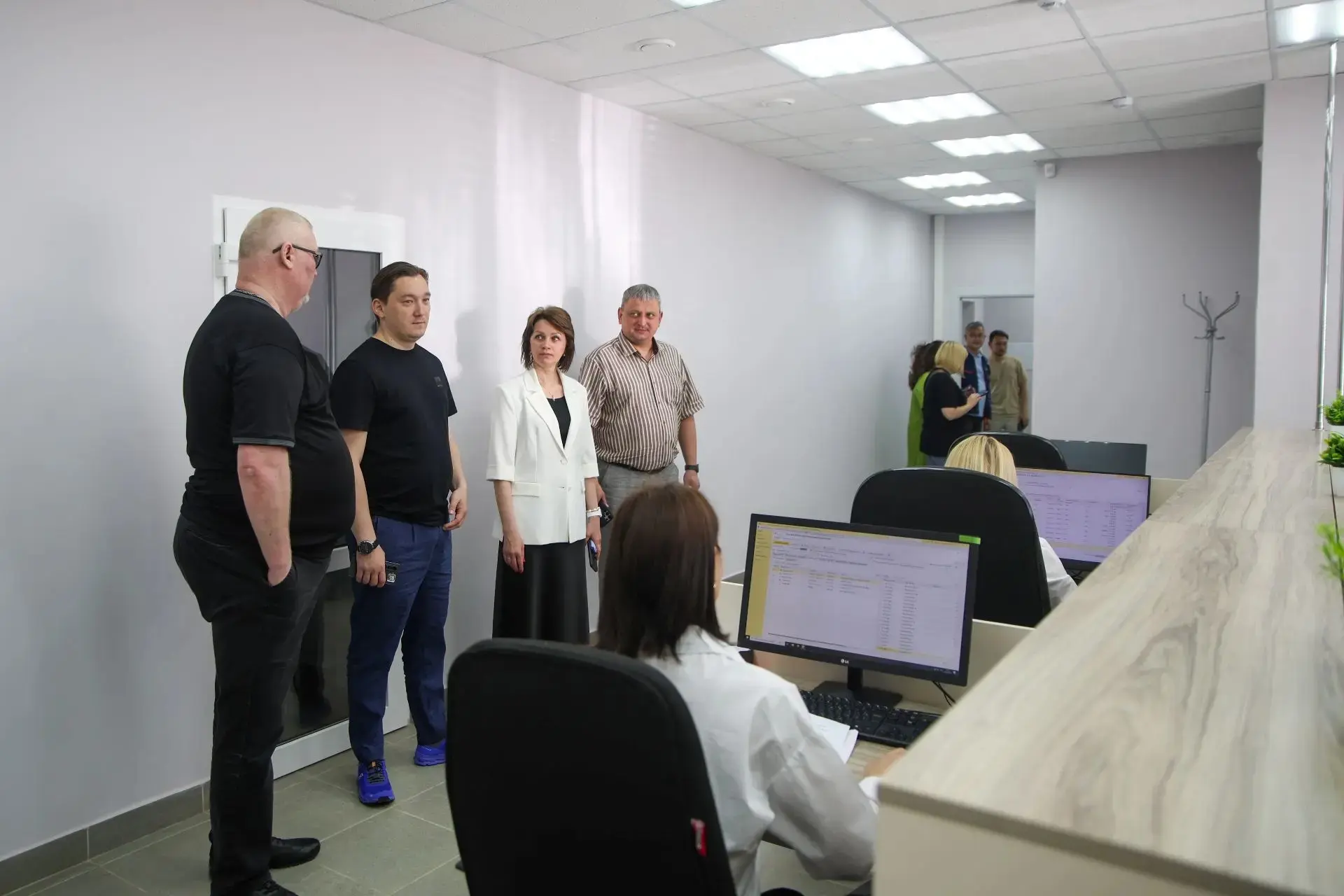 Утро начали с объезда городских объектов. Первым пунктом нашего маршрута был новый  абонентский отде
