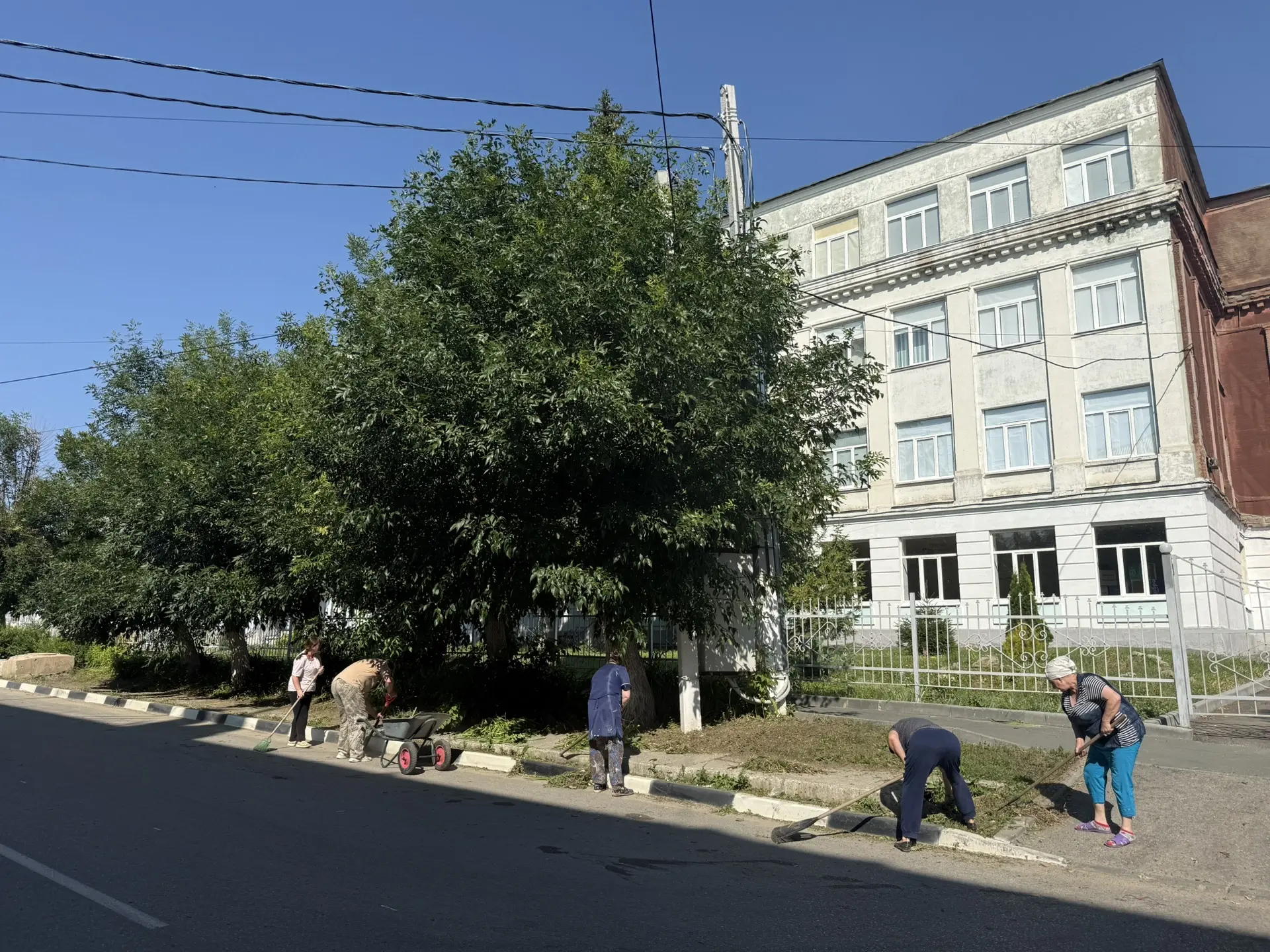 Благоустройство продолжается и в летний период. Сотрудники лицея привели в порядок прил...