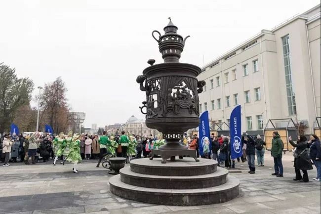 Самовар высотой около 6 метров установлен возле Тульского кремля к 245-летию начала сам...