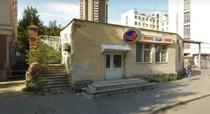 В Екатеринбурге снесли здание на Мамина-Сибиряка, 96, где много лет работал магазин CD ...