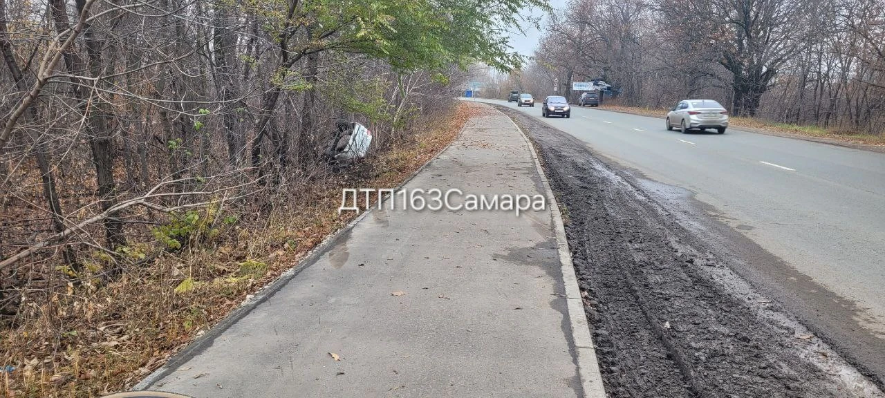 В районе СНТ "Сплавщик" обнаружен перевернутый автомобиль.  Подробности пока не известны