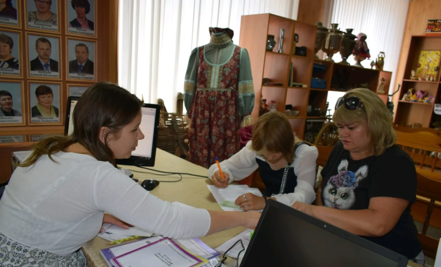 Абитуриенты и их родители спешат подать документы на обучение по самым востребованным специальностям
