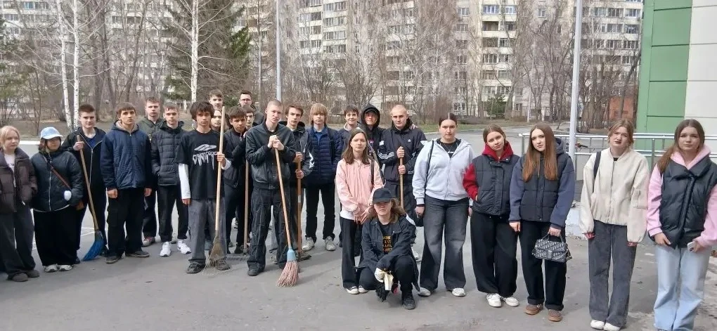 👍 Ученики наводят порядок на территории школы  Накануне ученики нашей школы вместе с учителями вышли